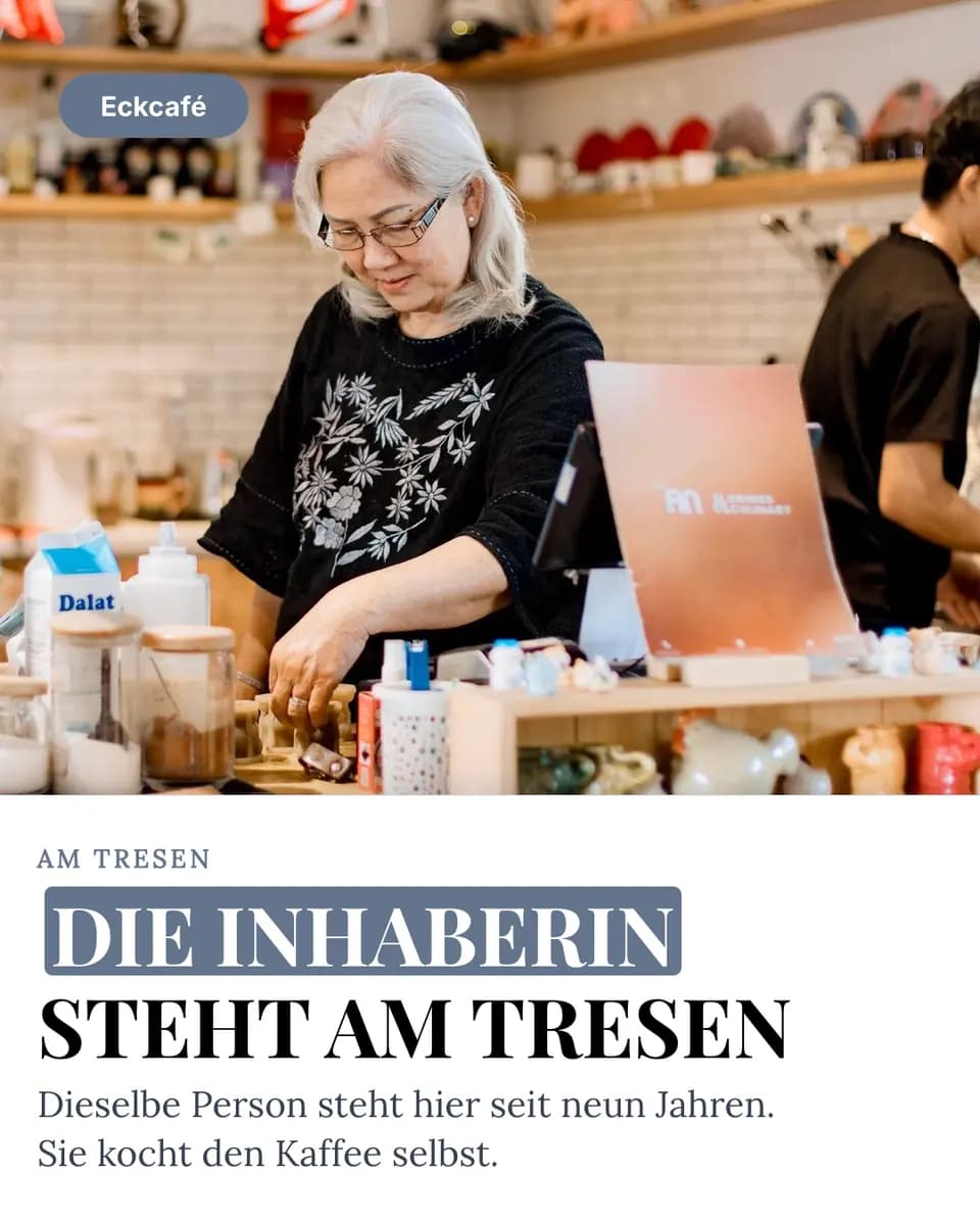 DIE INHABERIN STEHT AM TRESEN, Eckcafé