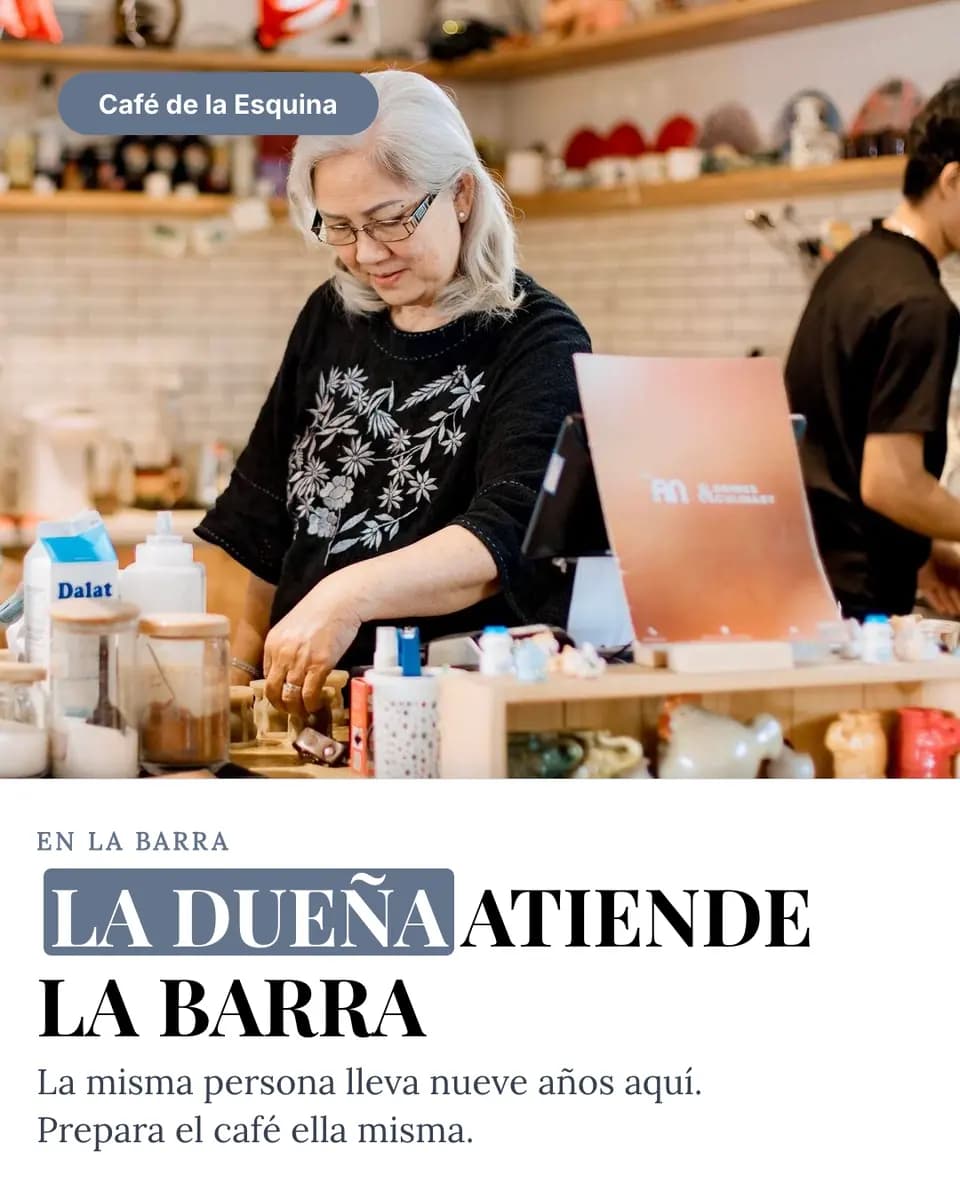 LA DUEÑA ATIENDE LA BARRA, Café de la Esquina